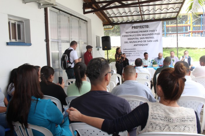 Comunidad sanluisana en la entrega del cheque al hospital san rafael