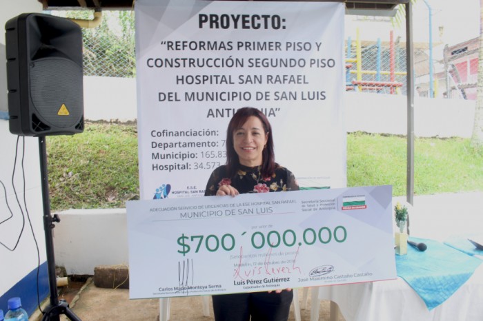 Gerente del hospital san rafael sosteniendo el cheque