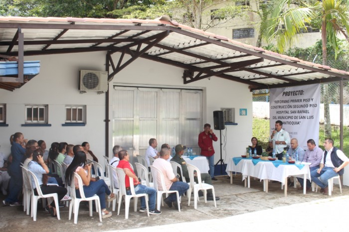 Acto de entrega simbólica del aporte departamental