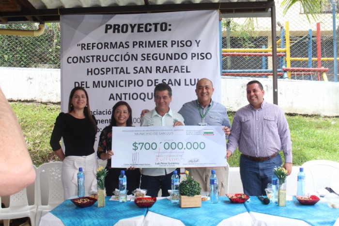Cheque simbólico por valor de 700 millones como aporte departamental al proyecto