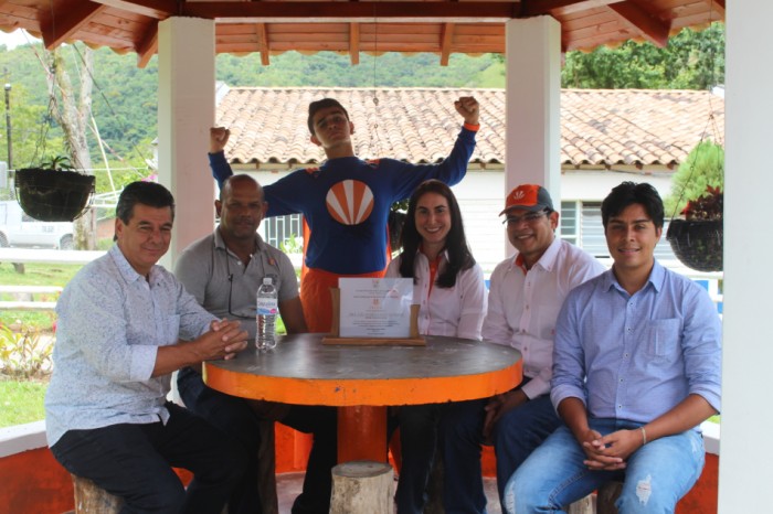 De izquierda a derecha: Maximino Castaño Alcalde San Luis, Juan Carlos Quiceno Rector Institución Educativa San Luis, Luz María Gallo Líder Fundación Celsia, Jose Manuel  Funcionario Celsia, Señor Personero Municipal.