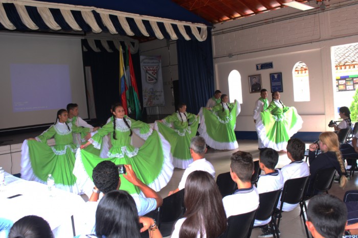 Acto cultural presentado por los estudiantes de la institución