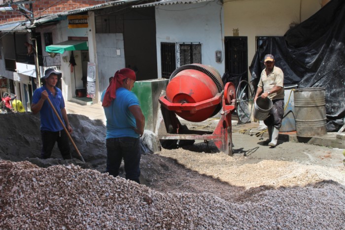 Preparando el material para la pavimentacion