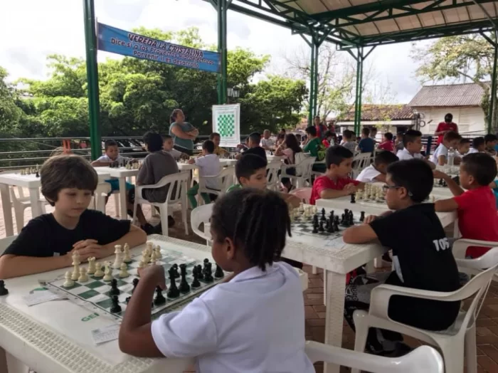 Niños participando en el evento.