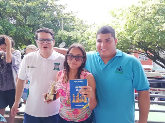 Damián Pérez Arroyave, representante Liga de Ajedréz de Antioquia, Alejandra Gómez Castaño, campeona sub-16 y Yuber Andrés Quinchía Morales, entrenador.