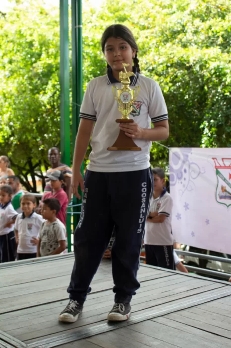 Ganadora del premio del festival de la canción, categoría Prejuvenil