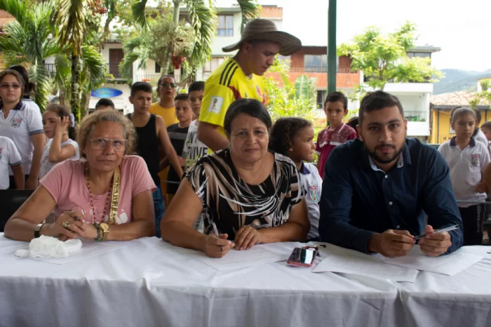 las profesoras Lourdes y Amparo Álvarez y el Coordinador de la banda de música Carlos Andres, jurado del festival de la canción