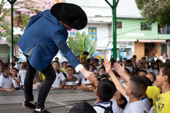 Integración por parte del nuevo talento al festival de la canción