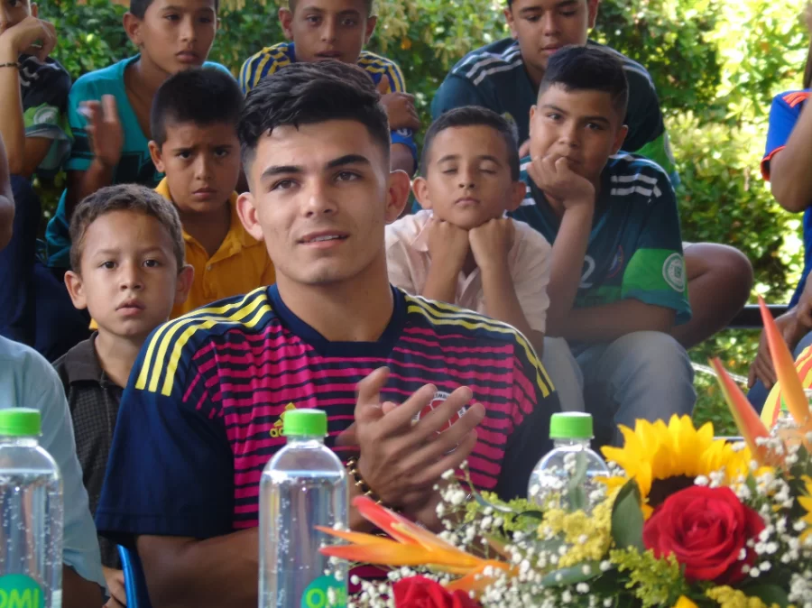 Brayan en compañía de   niños que en un futuro serán nuestros representantes.