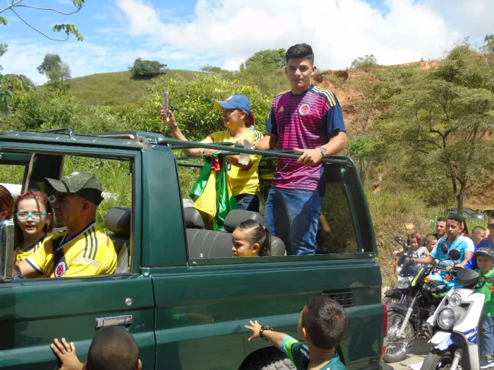 Rumbo al encuentro con sus paisanos.