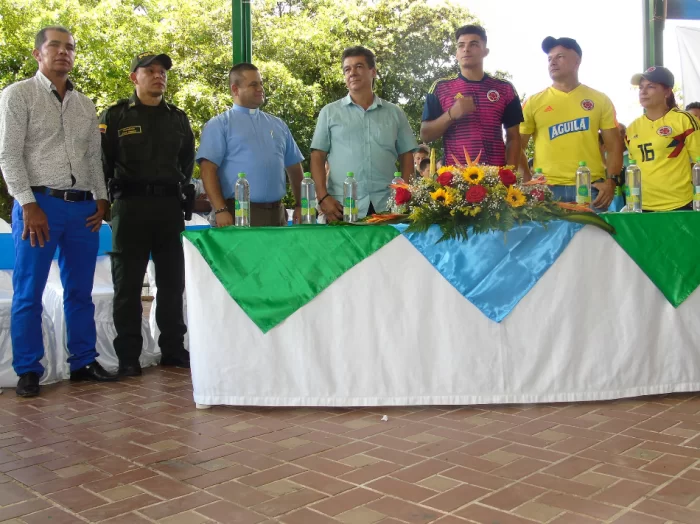 De izquierda a Derecha Rigoberto Valencia, Concejal. Comandante estación de policía. Padre Adelmo Ferney Giraldo Alzate, Maximino Castaño Castaño, alcalde, Brayan y sus padres.
