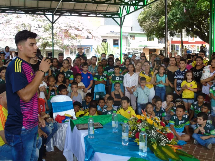 Brayan se dirige a los asistentes con saludo,agradecimiento y recomendaciones a los niños y jóvenes.