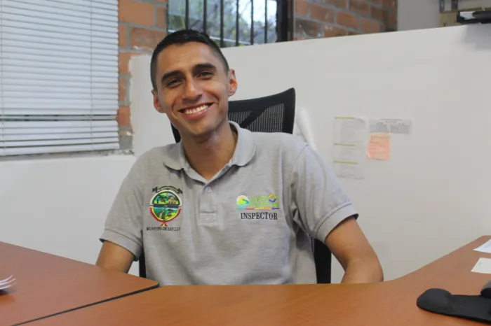 JHON FREDY ZAPATA SOTO, abogado especializado en derecho administrativo egresado de la Universidad Autónoma Latinoamericana es quien funge como Inspector Municipal de Policía y tránsito de nuestro municipio